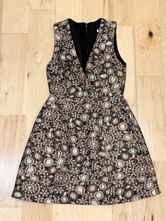 Alice + Olivia Dresses & Skirts - Alice + Olivia Women’s Pacey Low V Lantern Metallic Brocade Dress